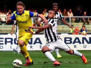 Juventus' Chilean midfielder Arturo Vidal (R) vies with Chievo Verona's French defender Nicolas Frey during the Serie A football match Chievo Verona vs Juventus at the Bentegodi Stadium in Verona on August 30, 2014. AFP PHOTO / GIUSEPPE CACACE        (Photo credit should read GIUSEPPE CACACE/AFP/Getty Images)
